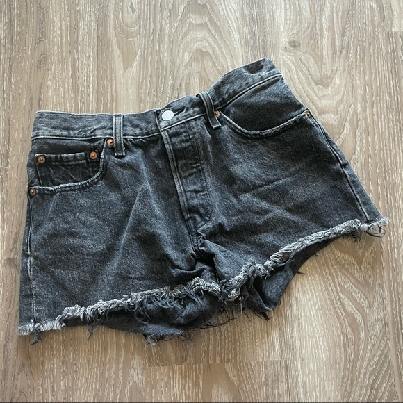 High Waisted 501 Black Levi Shorts - Picture 7 of 7